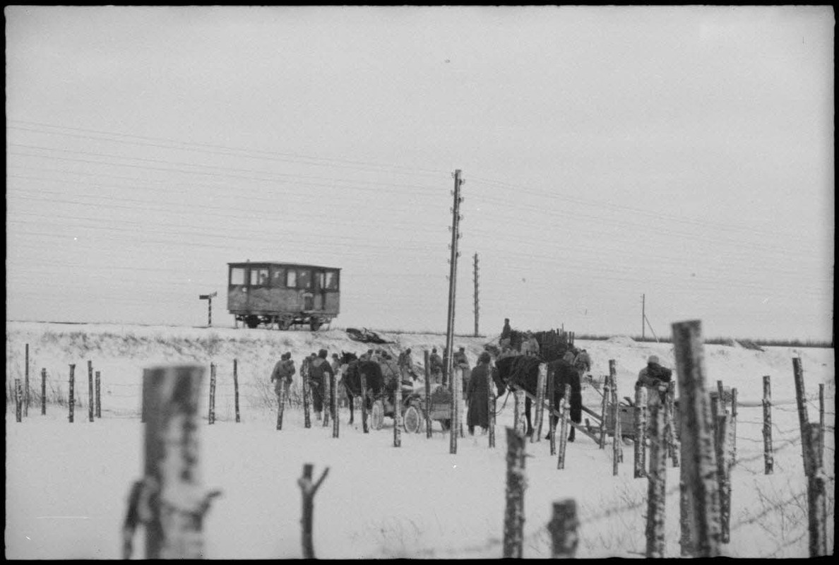 Une draisine apporte son soutien aux fantassins allemands qui sécurisent une foie ferrée. 1944