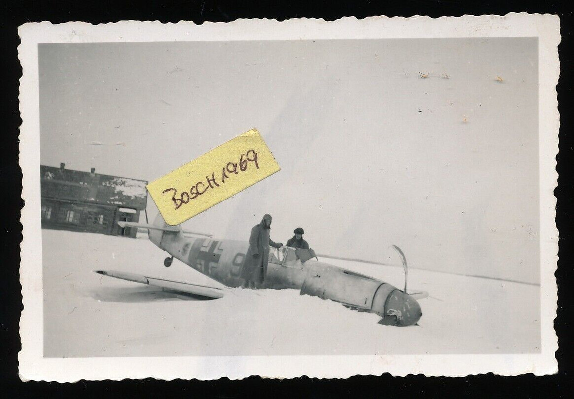 Foto Technik abgestürzte Me 109 Flugzeug in Tarnfarbe  Staffelabzeichen  2.WK