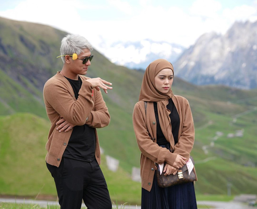 Momen kocak Rizky Billar dan Lesti Kejora saat liburan di Swiss.