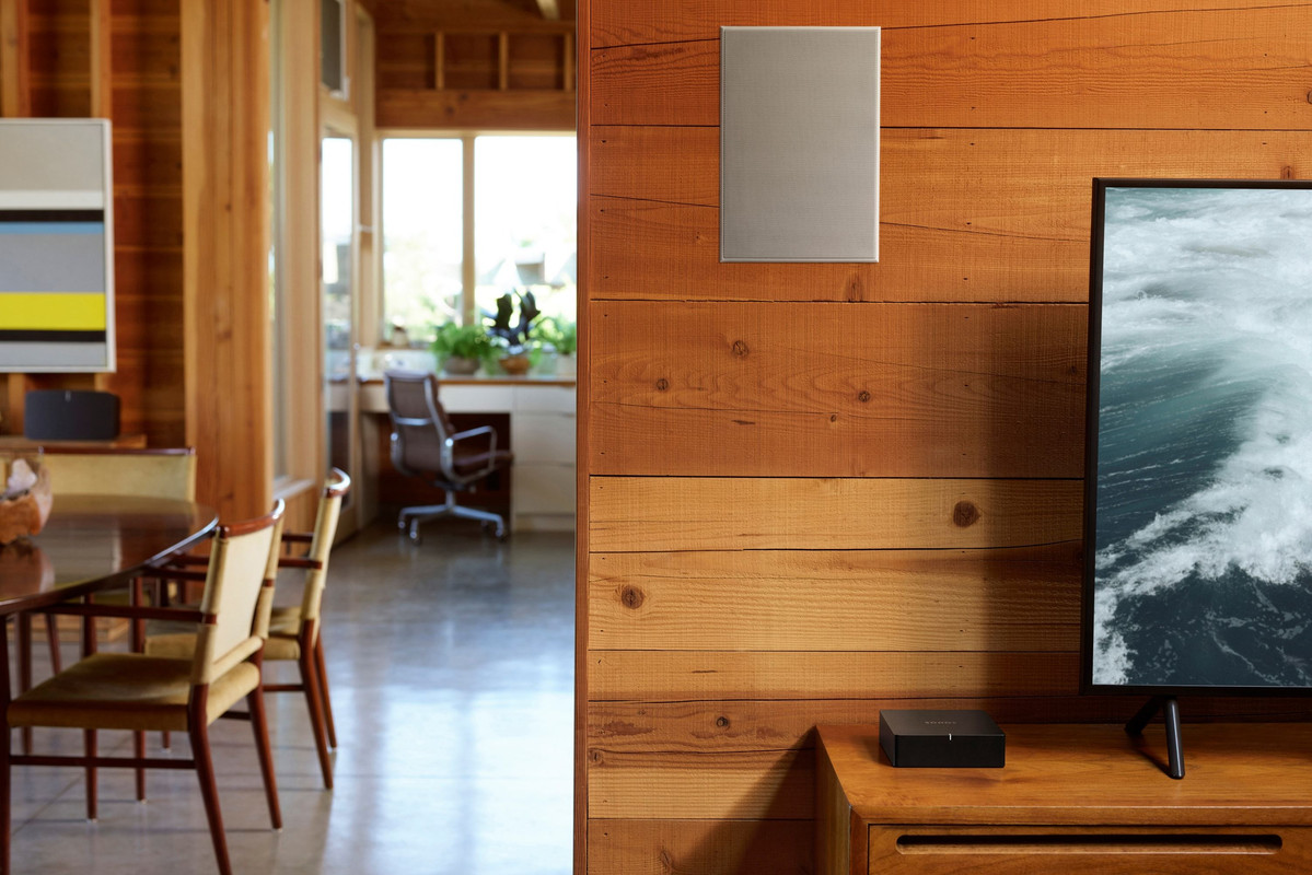 El Sonos Port conectado a un sistema de estéreo y un tocadiscos.