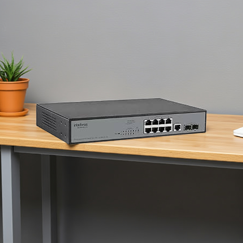 Switch Intelbras SG 1002 MR com visão frontal das 8 portas Gigabit e 2 portas Mini-GBIC.