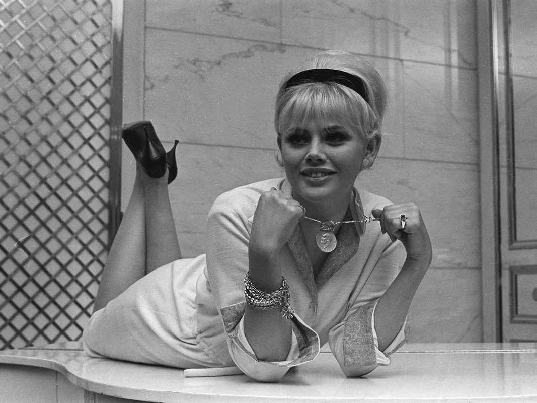 Britt_Ekland_mc28
