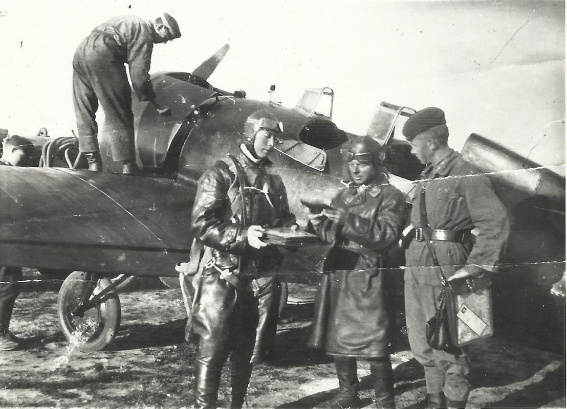 Его прадед в центре. Виктор Зюзин, который погиб в Испании.