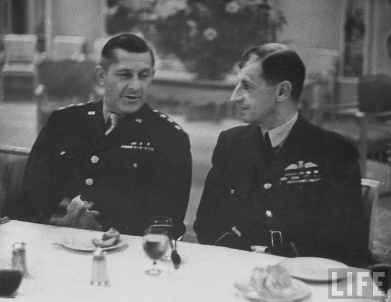 General Jacob Devers hablando con Sir Charles Portal General Jacob Devers hablando con Sir Charles Portal