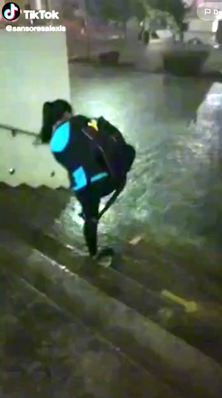 Viralizan a joven por atravesar tormenta, “cuando te dice que tiene casa sola”