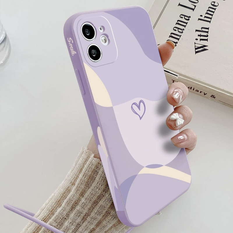 Foto de Funda violeta con diseño corazón. Incluye correa de mano.