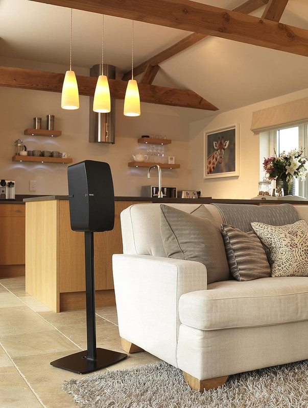 Soporte de suelo Flexson con un altavoz Sonos Five en posición vertical.