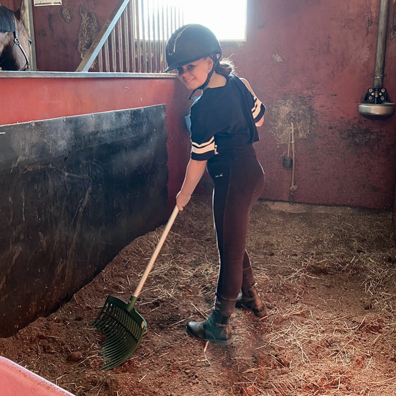 Barn rider på häst i led