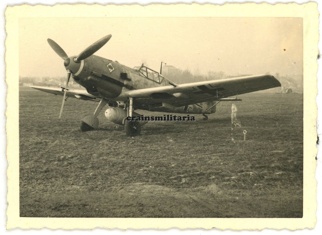 Orig. Foto Messerschmitt Bf 109 Flugzeug JG53 am Flugplatz MONTDIDIER Frankreich (3)