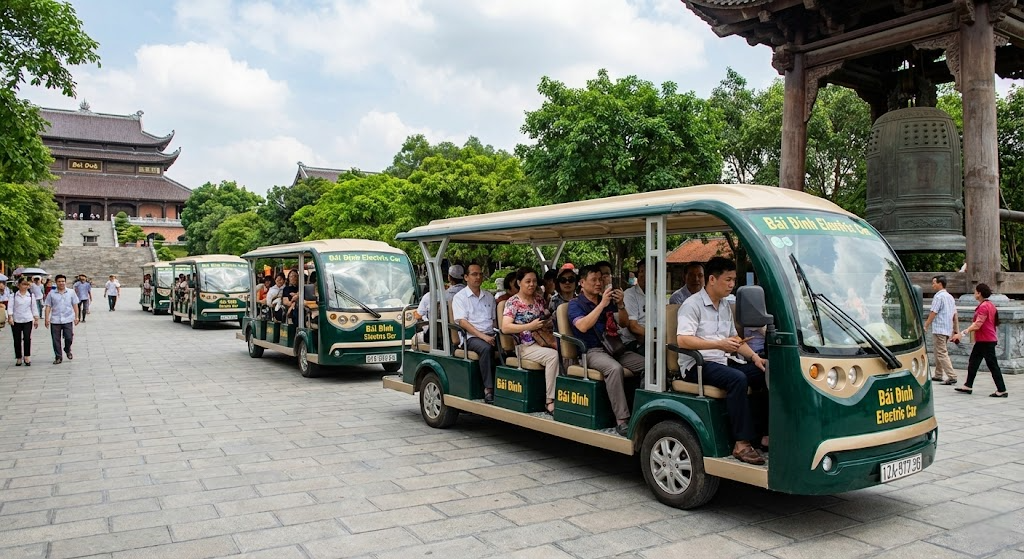 Hệ thống xe điện hiện đại đưa đón khách tại chùa Bái Đính