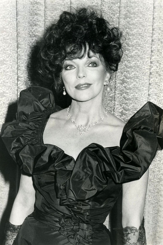 Joan_Collins_h06