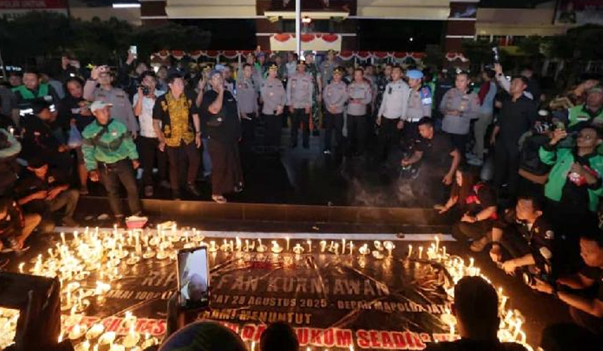 Massa Merangsek Polda Metro, Tuntut Nama Polisi Pelaku Tabrak Affan! Massa Merangsek Polda Metro, Tuntut Nama Polisi Pelaku Tabrak Affan!