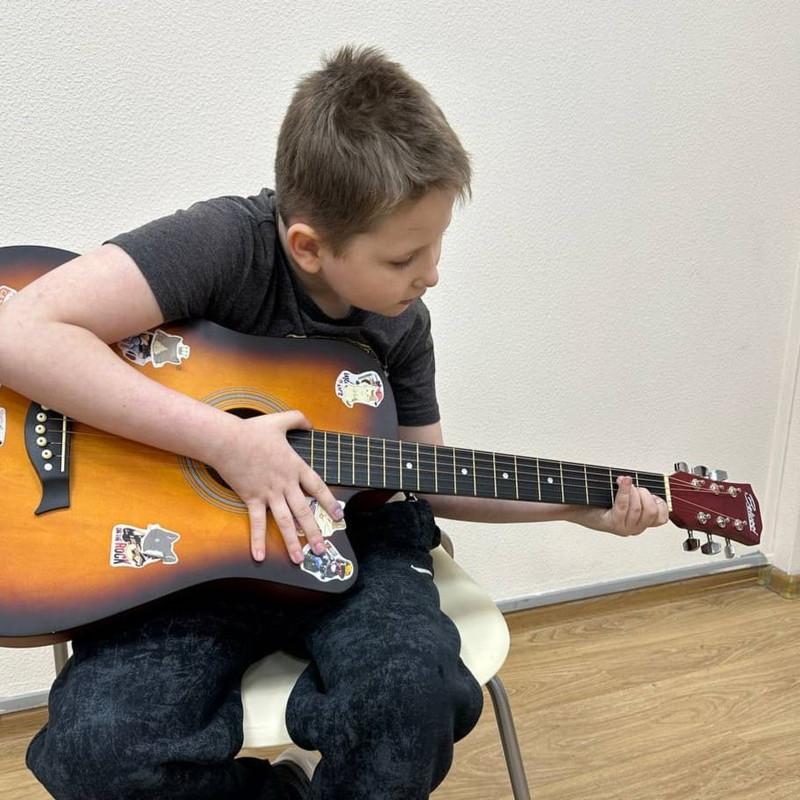 Урок игры на гитаре для детей в Вологде: ребёнок учится играть аккорды