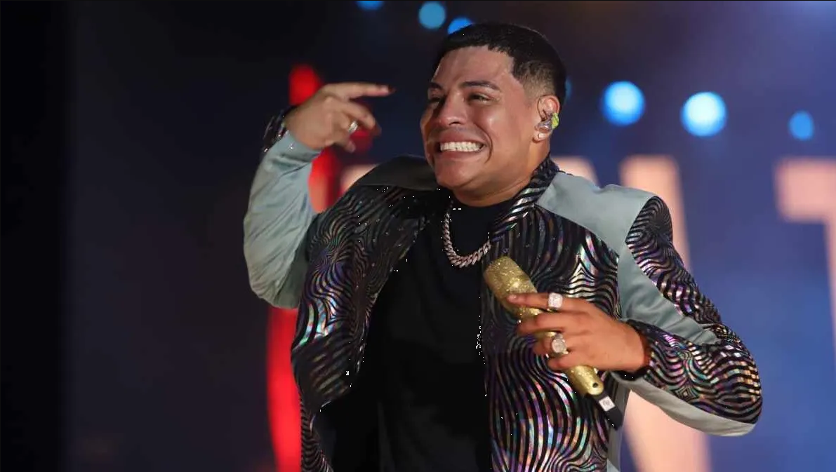 Eduin Caz guarda ropa íntima que le regalan sus fans, revela su esposa