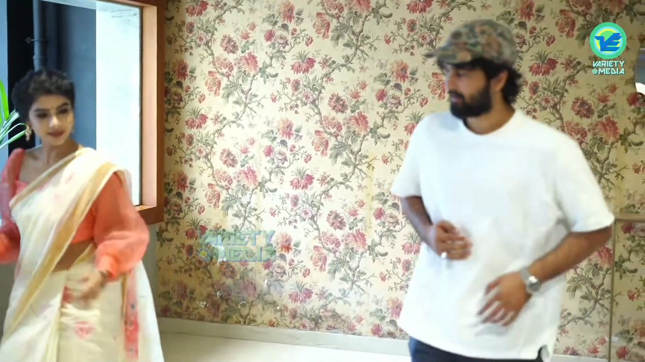 Pavithra Lakshmi Sexy Big Wide Navel in Saree from an event.mkv_snapshot_00.04.758