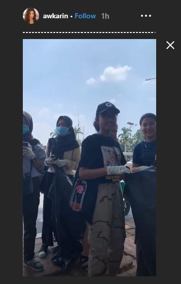 Awkarin bersama para relawan membersihkan sampah sisa demonstrasi di depan Gedung DPR/MPR RI pada 24-25 Seprember 2019. Halaman gedung Senayan Trade Center (STC) menjadi titik kumpul Awkarin bersama para relawan yang mayoritas merupakan kaum muda. (26/9/2019)