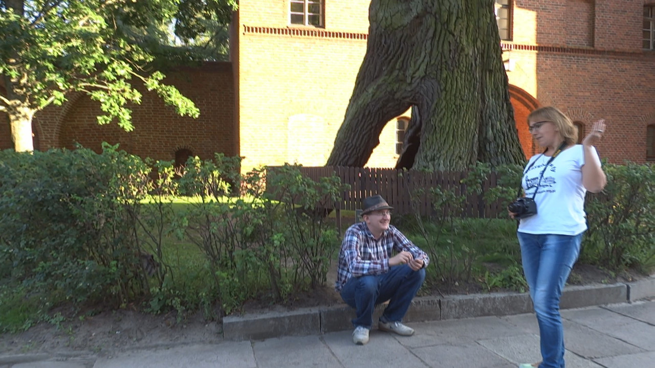 33.05 - Scenku na katedralnym dziedzińcu_000335