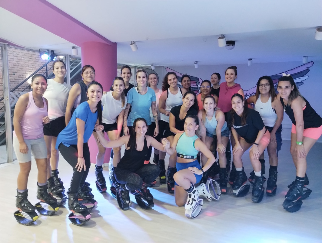 Mujeres saltando en botas de rebote