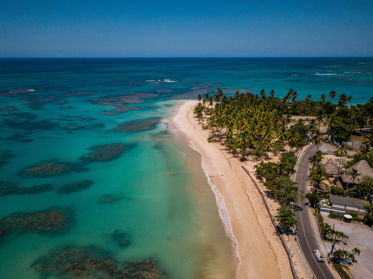 Playa en San Andrés para viajeros que buscan vacaciones desde Cali con ConexionTrip