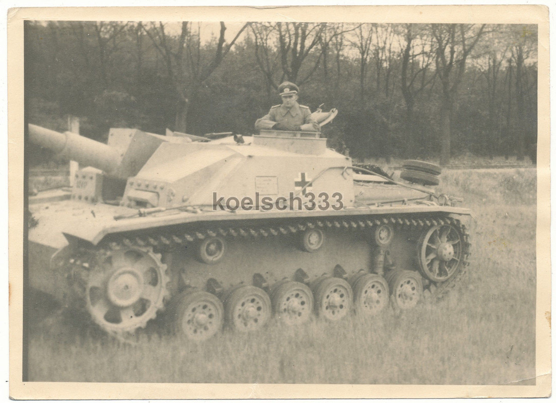 Foto Leutnant im Turm vom Sturmgeschütz Panzer ! Sturmartillerie