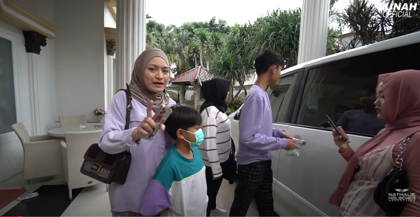 Nathalie Holscher dan ketiga anak sambungnya bersiap ke bandara menuju Bali
