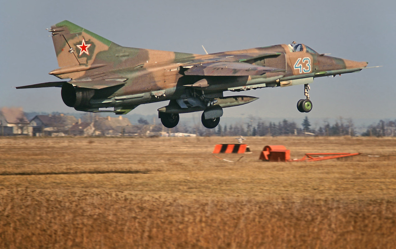 559 APIB Mig-27K 43 Blue_76802630200, Frühling 1993 (2)