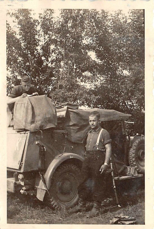 Soldat vor Kübelwagen Stalino