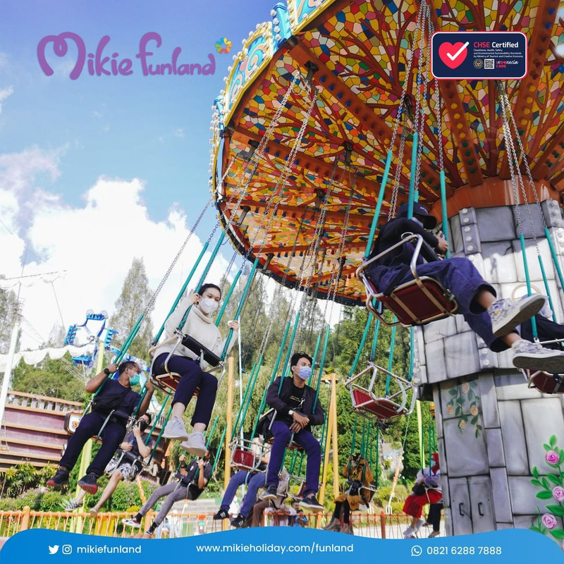 Pengunjung menikmati keseruan bermain wahana di Funland Mikie Holiday, tempat wisata di Karo untuk liburan akhir pekan.