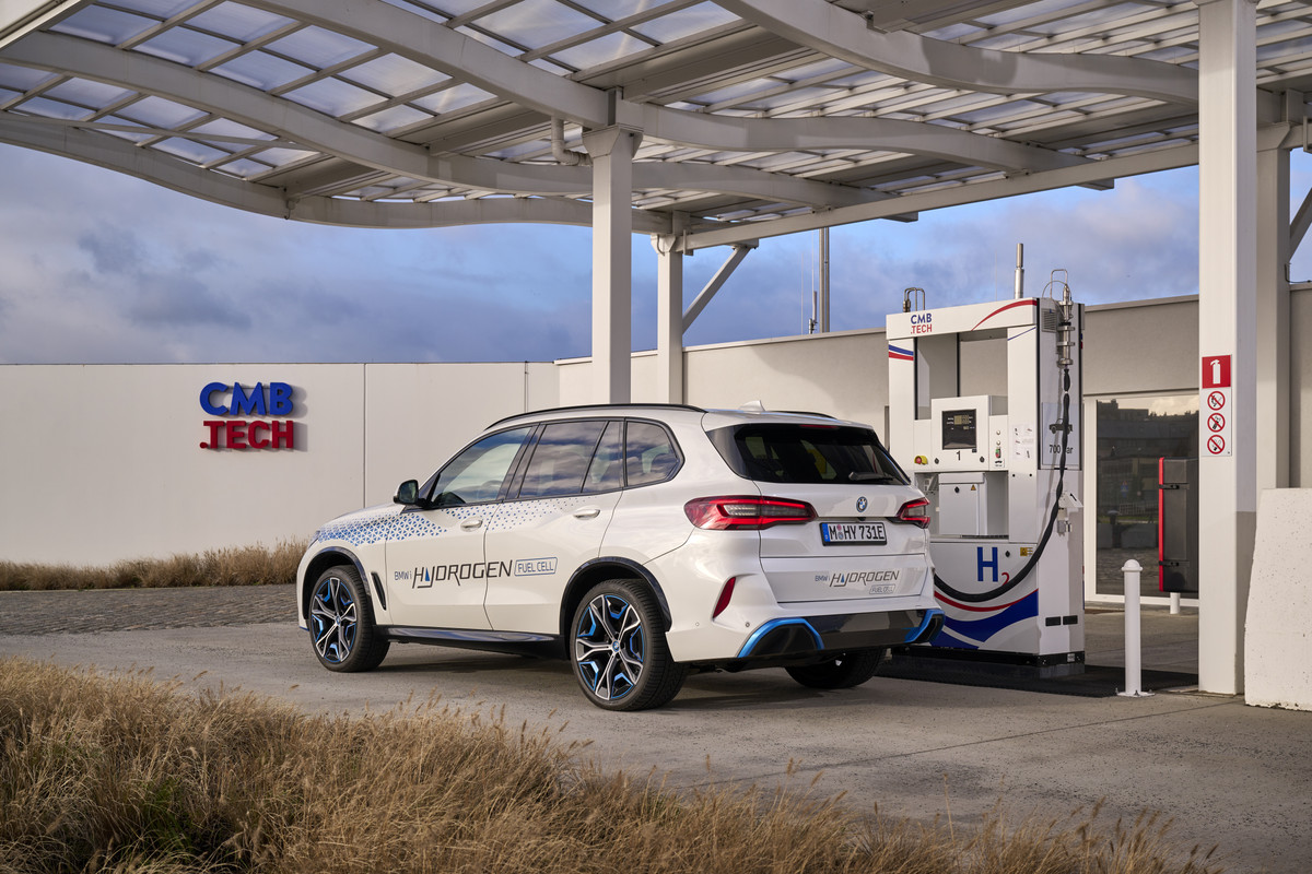 P90494467_highRes_bmw-ix5-hydrogen-on-