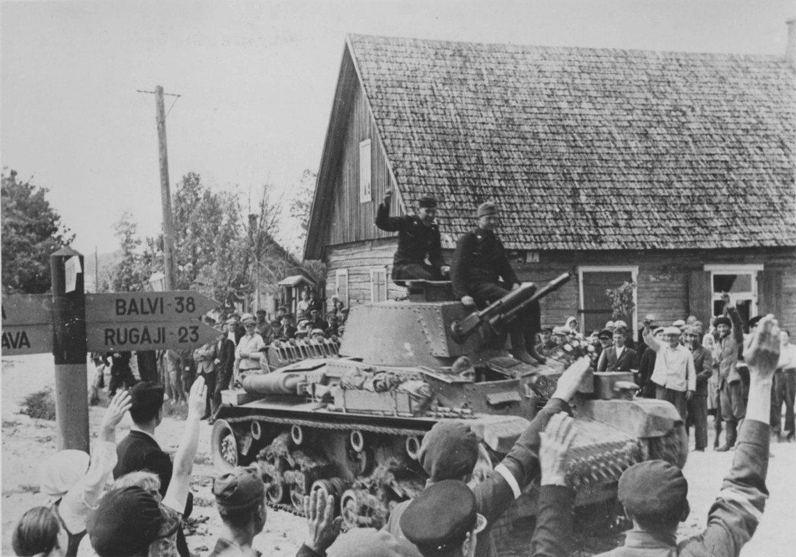 Жители латвийского городка приветствуют танк Pz.35(t) 6-й танковой дивизии вермахта.