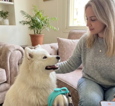 Femme avec son chien heureux et la gourde PawZie