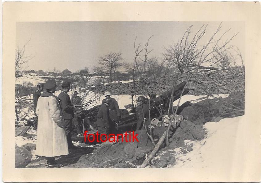 Foto 2 WK, Ostfront Geschütz Stellung, Haubitze, weißer Stahlhelm,Winter Tarnung