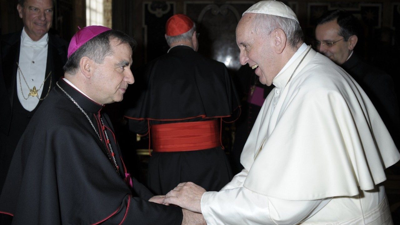 Becciu volverá a participar en consistorio luego de ser “reintegrado” por el papa