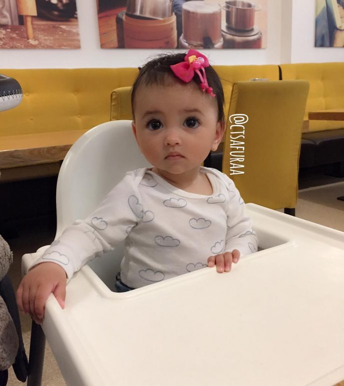 Родители выложили в сеть фотографии своей девочки и она покорила миллионы своим взглядом