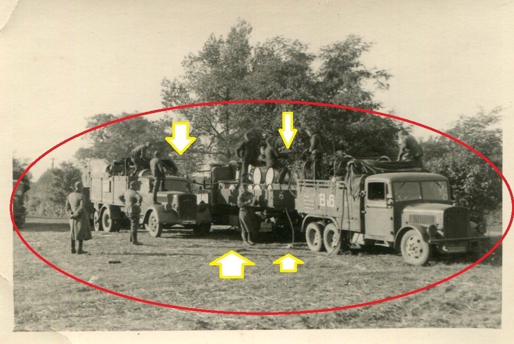 FOTO WW II Heeres LKW beim Umladen von Benzin Fä