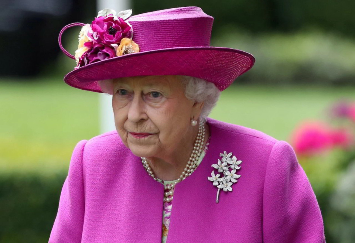 La Regina Elisabetta II è positiva al Coronavirus, sintomi lievi