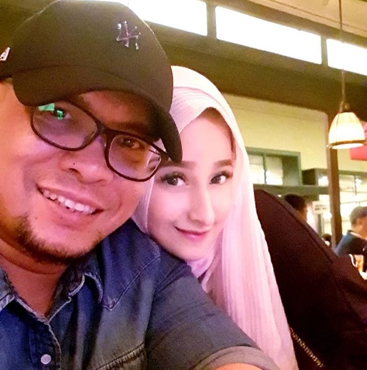 Bukan dengan sesama artis, 5 seleb ini bahagia dipinang oleh produser