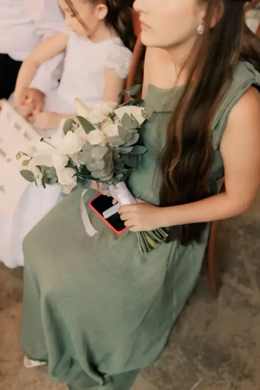 Madrinha usando vestido verde oliva em casamento ao ar livre
