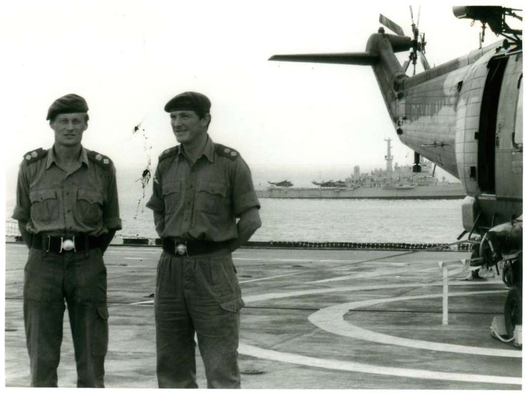 LT COL H JONES y LT COL HEW PIKE en el HMS HERMES