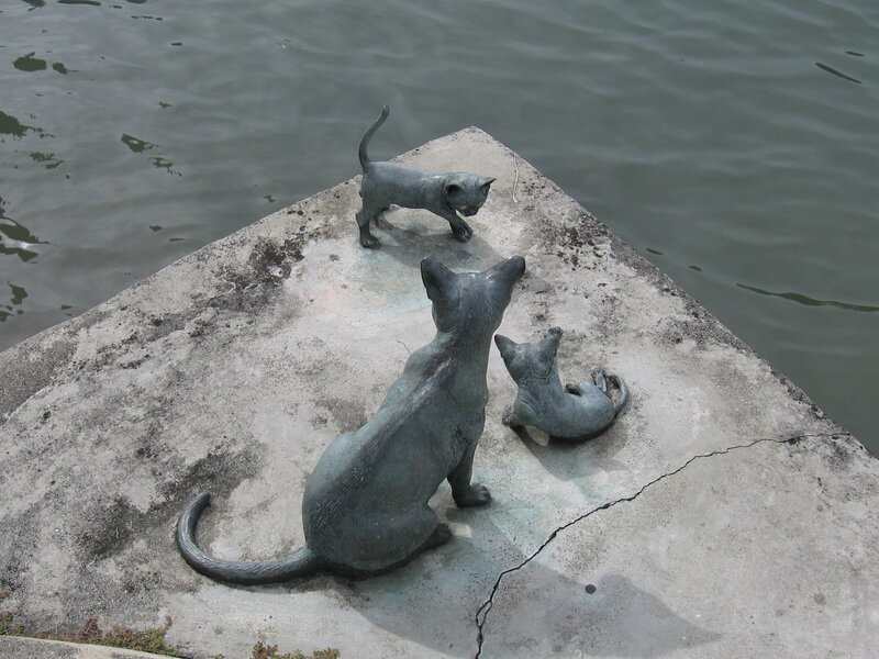 Cavenagh-Bridge-Cats-Sculpture-Dec-05
