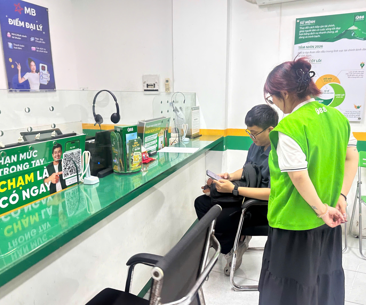 Nhân viên F88 hỗ trợ tại phòng giao dịch 80 Hoàng Diệu 2