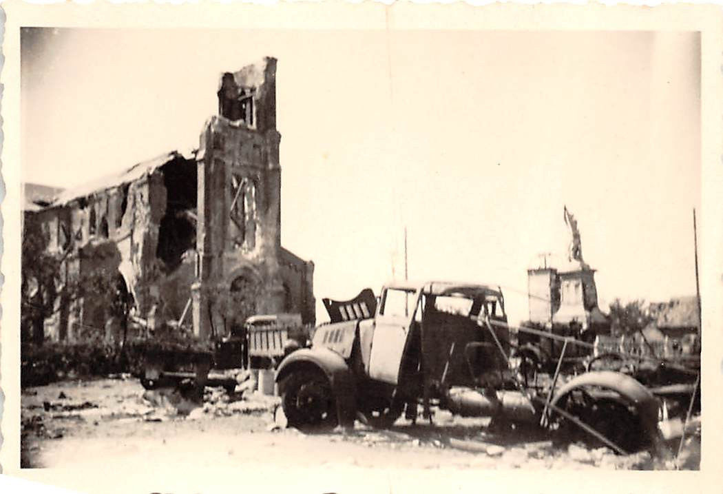 Zerstörte LKW an zerstörten Kirche Chyvelde Fran