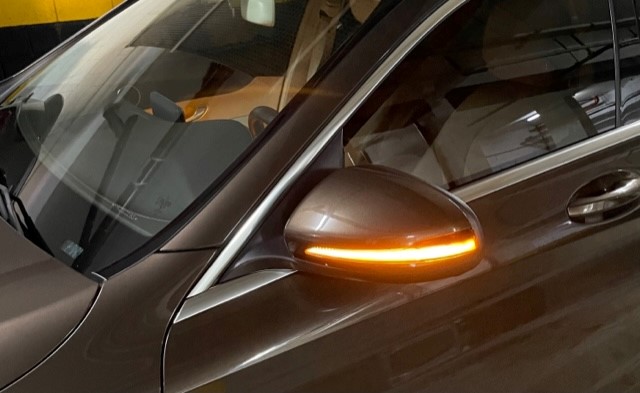 W205 - C180 CGI Turbo 1.6 2015 - Cacau - R$ 119.000 Pisca-aceso