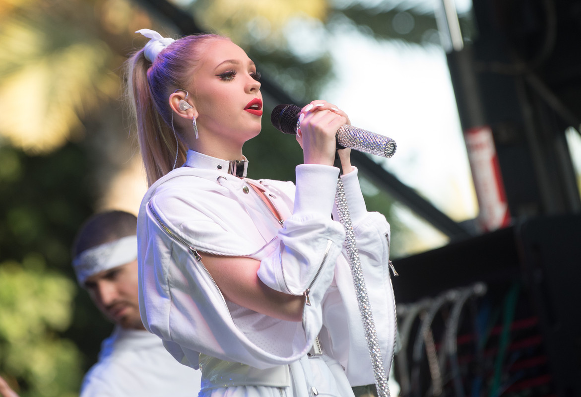 jordyn-jones-9th-annual-vidcon-convention-in-anaheim-62118-20