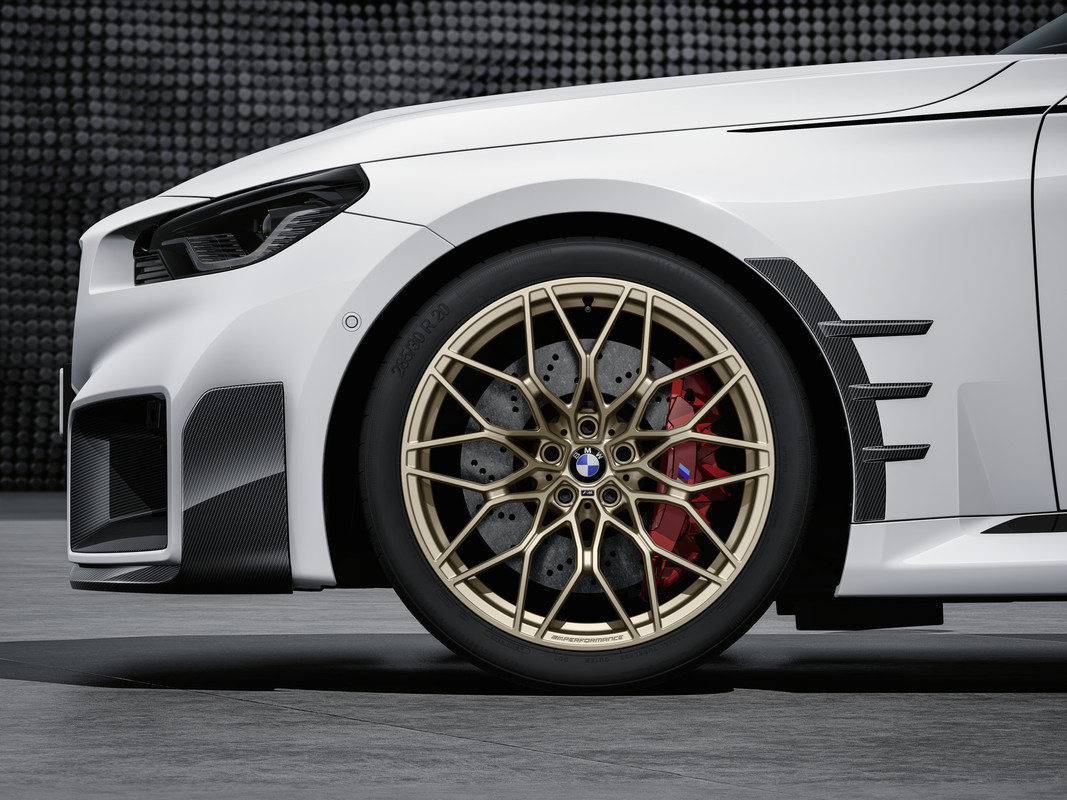 P90484606_highRes_the-bmw-m-performanc