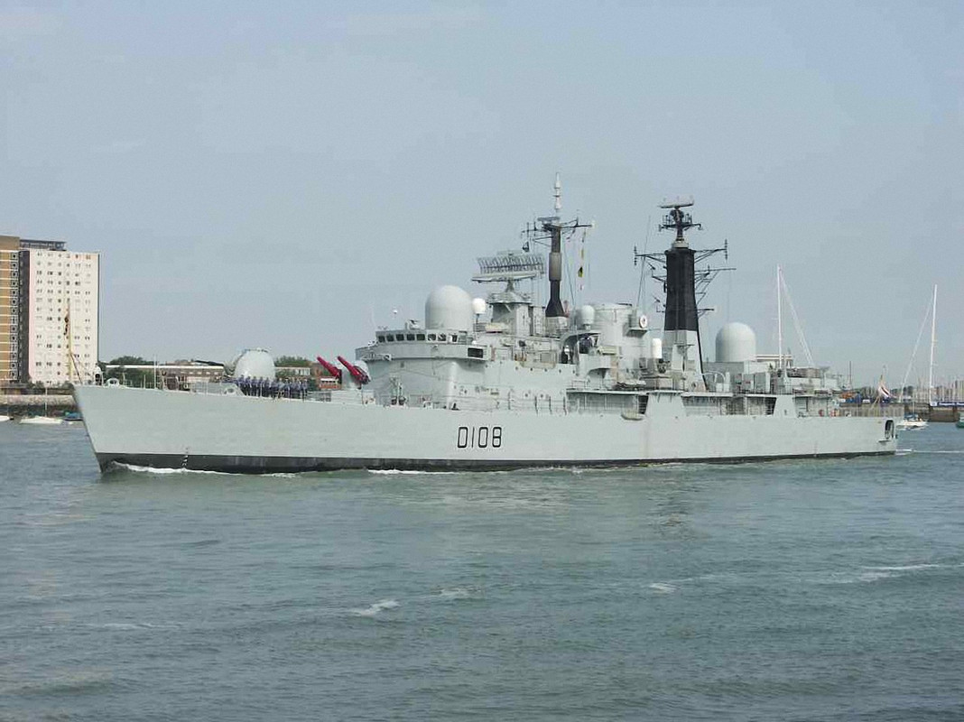 HMS Cardiff (D.108) в Портсмуте, октябрь 2005