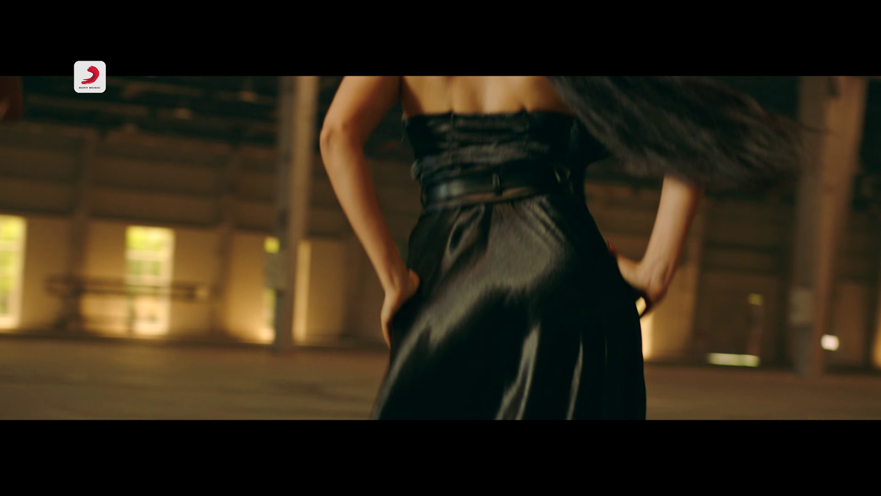 sexy-back-of-mrunal-thakur