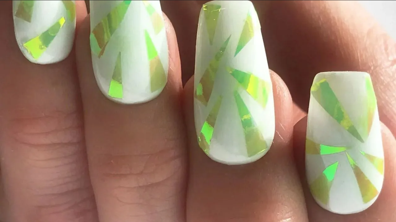 Ideas de diseños de uñas celofán, un estilo elegante para lucir en primavera