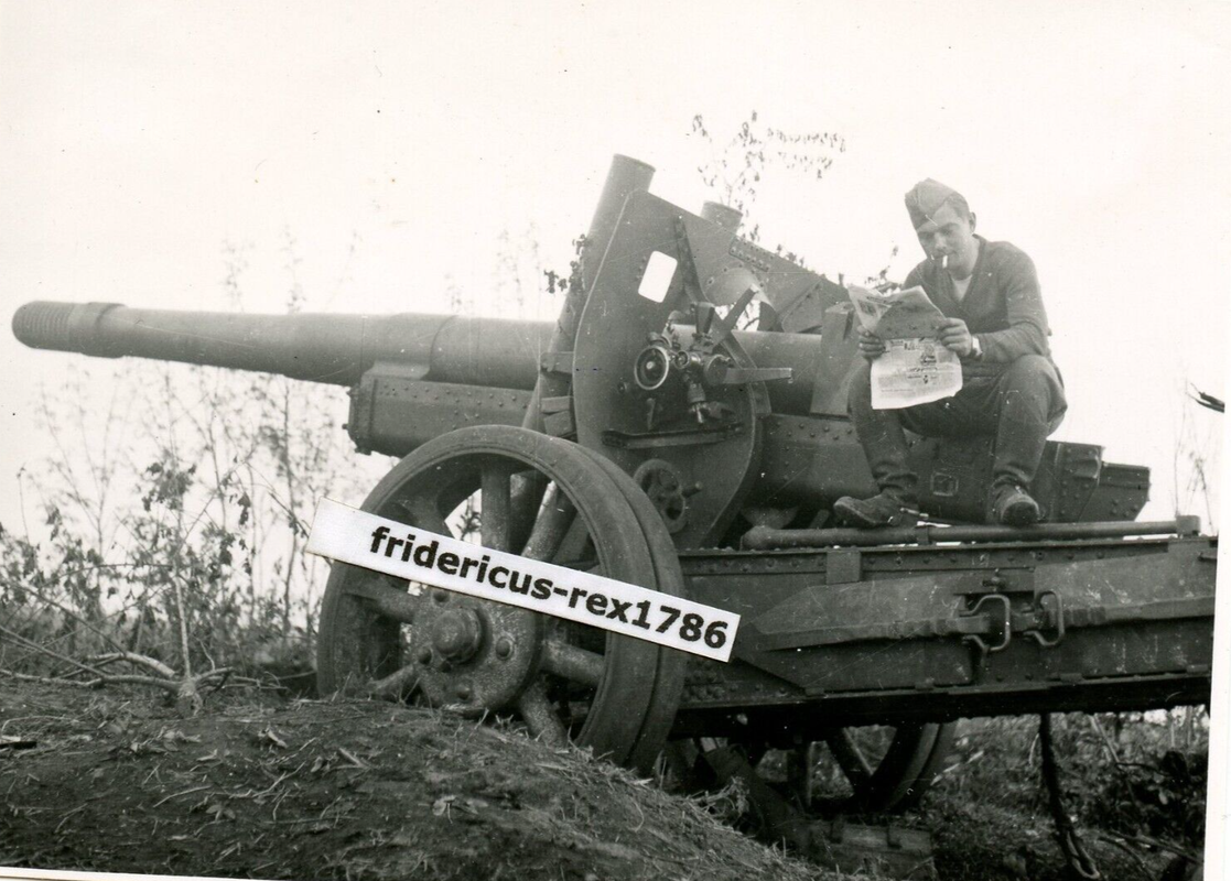 Foto Panzer AufkAbt.11 Ostfront Kriegs Kampfpause Zeitungslesen auf Geschütz