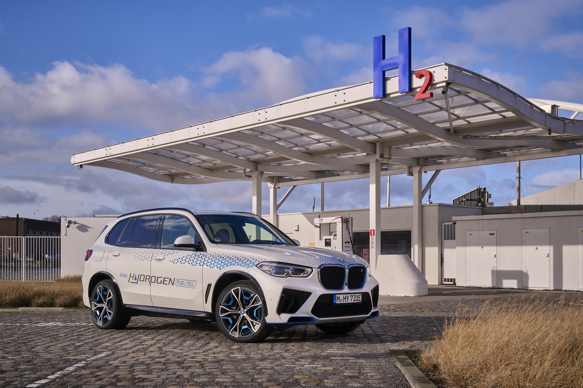 P90494475_highRes_bmw-ix5-hydrogen-on-